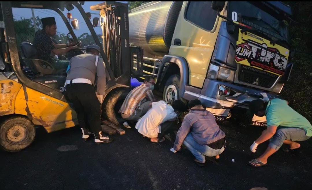 DIEVAKUASI : Petugas polisi saat melakukan evakuasi korban kecelakaan di Jalan Raya Desa Ngasin Kecamatan Balongpanggang, Gresik.
