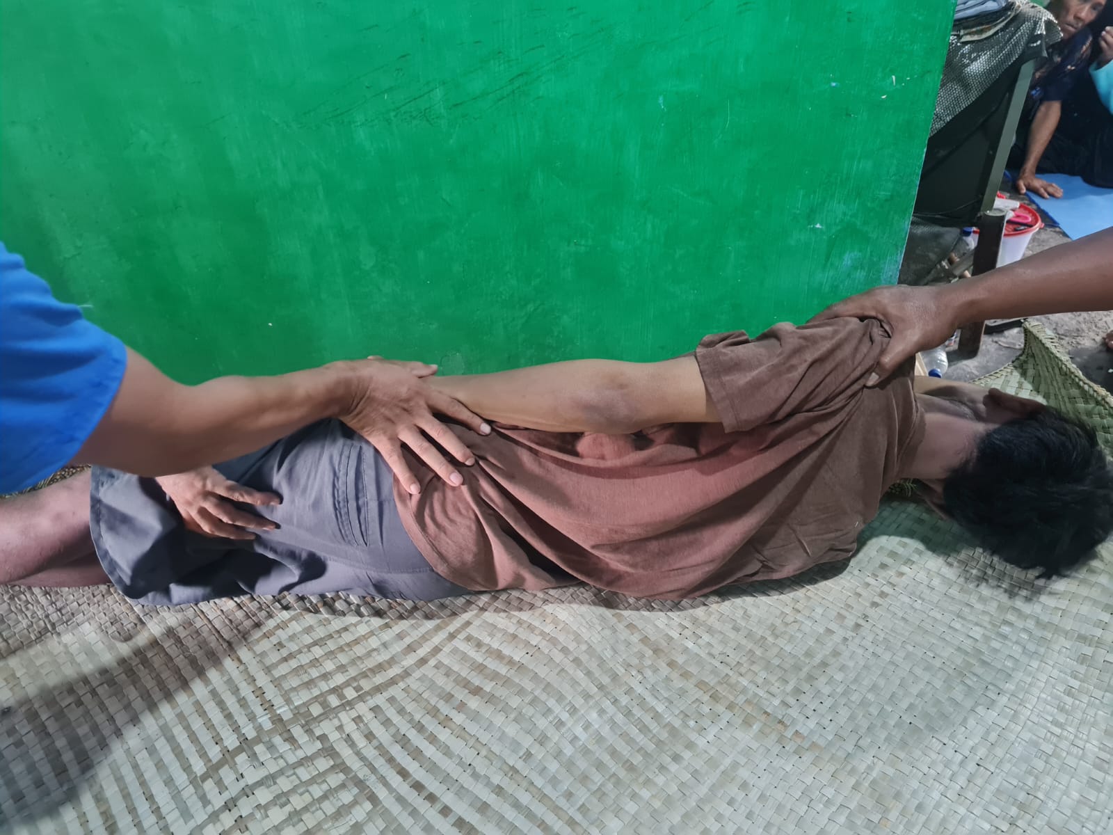DIEVAKUASI : Petugas kepolisian, tim medis saat melakukan olah TKP dan mengevakuasi korban di dalam rumahnya di Desa Banjaran Kecamatan Driyorejo, Gresik.