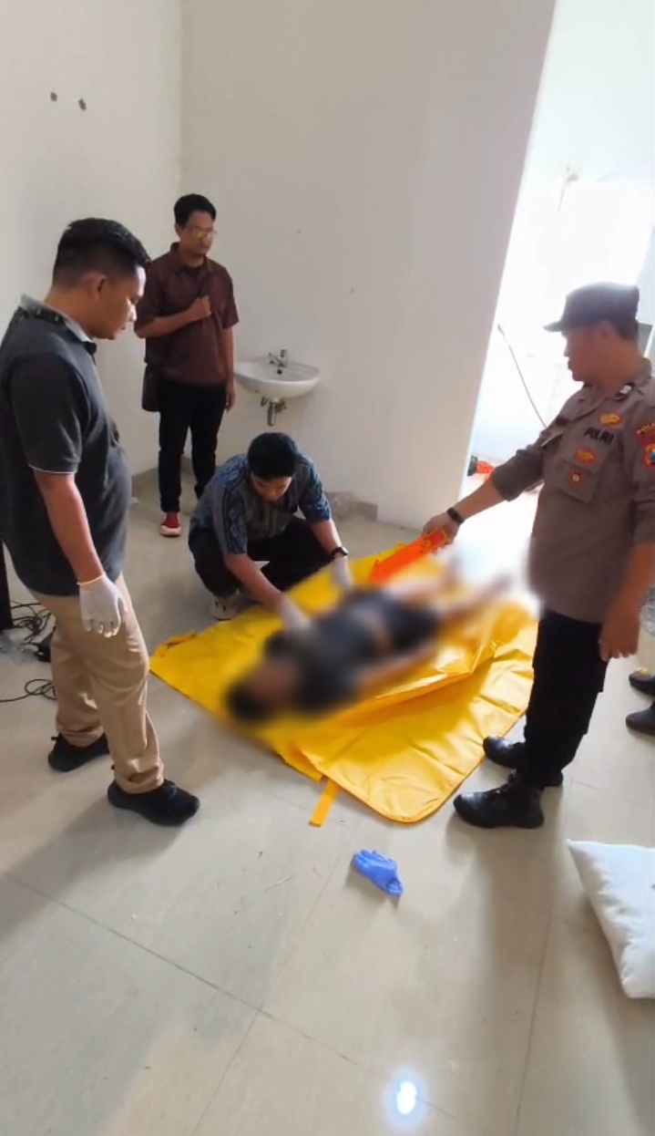 DIEVAKUASI : Petugas kepolisian, tim medis saat melakukan olah TKP dan mengevakuasi korban di sebuah ruko lantai dua di Desa Petiken, Kecamatan Driyorejo, Gresik.