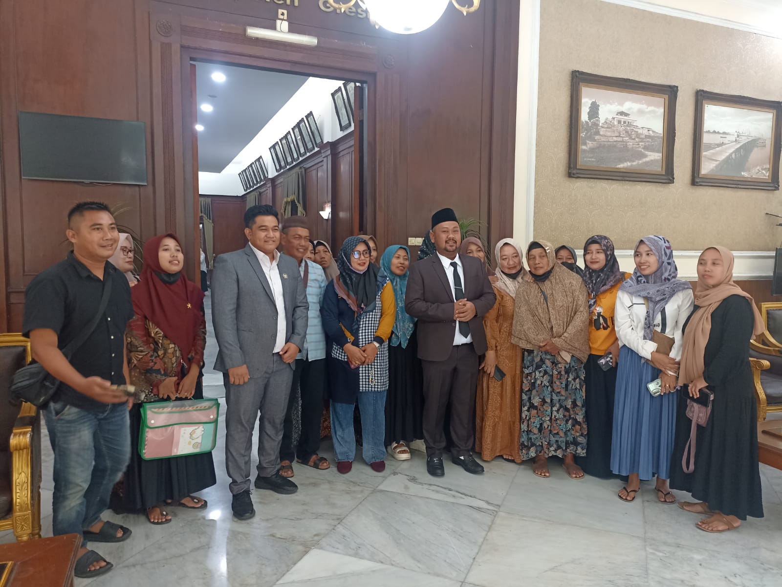 BERDIALOG : Bupati Gresik Fandi Akhmad Yani bersama Ketua DPRD Gresik M. Syahrul Munir berdialog bersama warga.