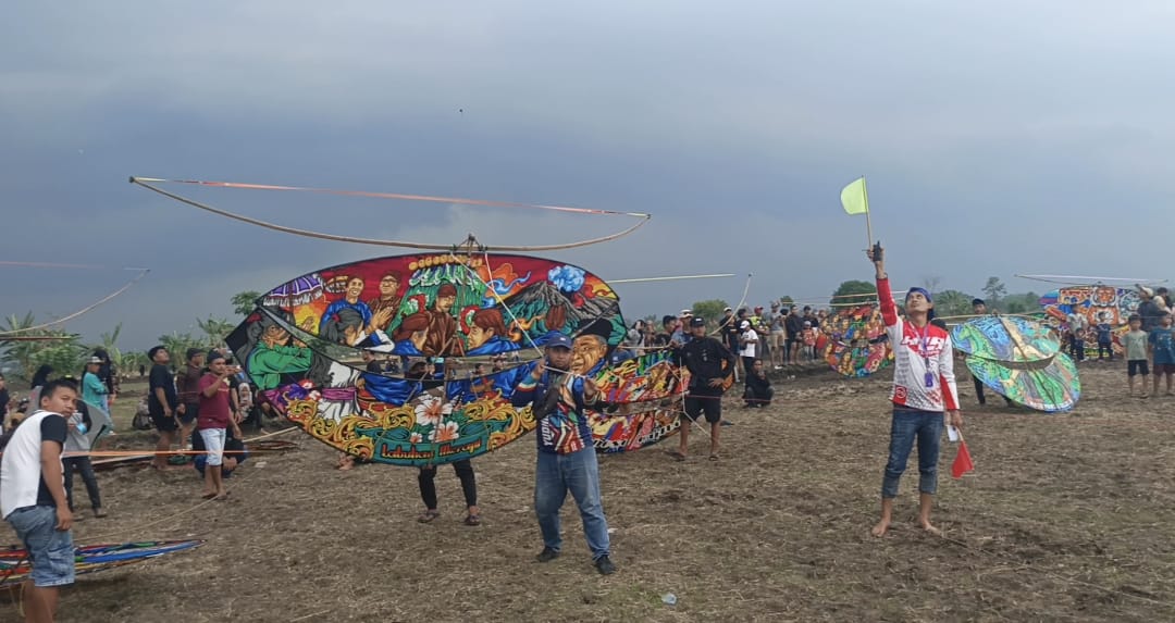 Layang naga yang menghiasi langit di Kecamatan Balongpanggang Gresik.