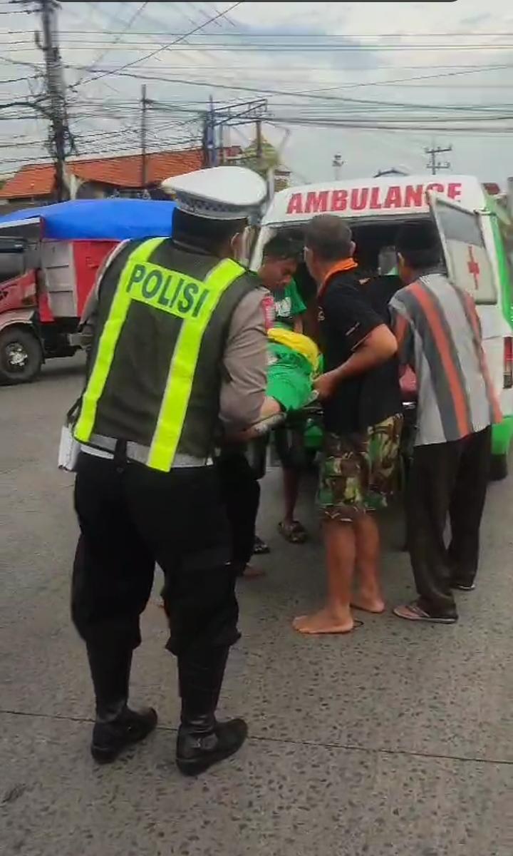 EVAKUASI : Anggota Polsek Driyorejo saat membantu evakuasi korban kecelakaan di Jalan Raya Simpang 4 Legundi Desa Krikilan, Kecamayan Driyorejo, Gresik.