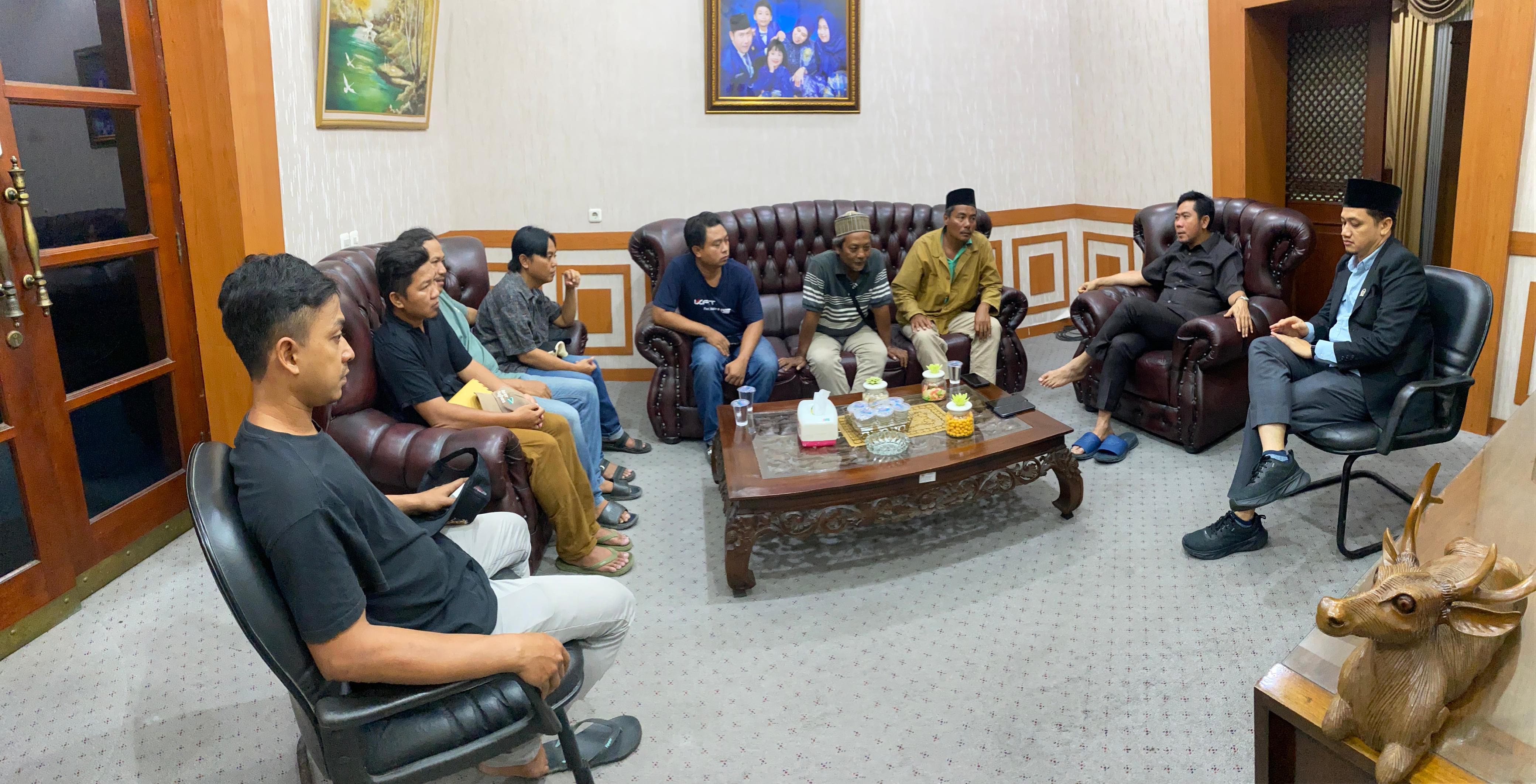 DATANGI : Sebanyak tujuh orang datangi DPRD Gresik, tuntut haknya yang belum dibayarkan rekanan PGN SAKA.