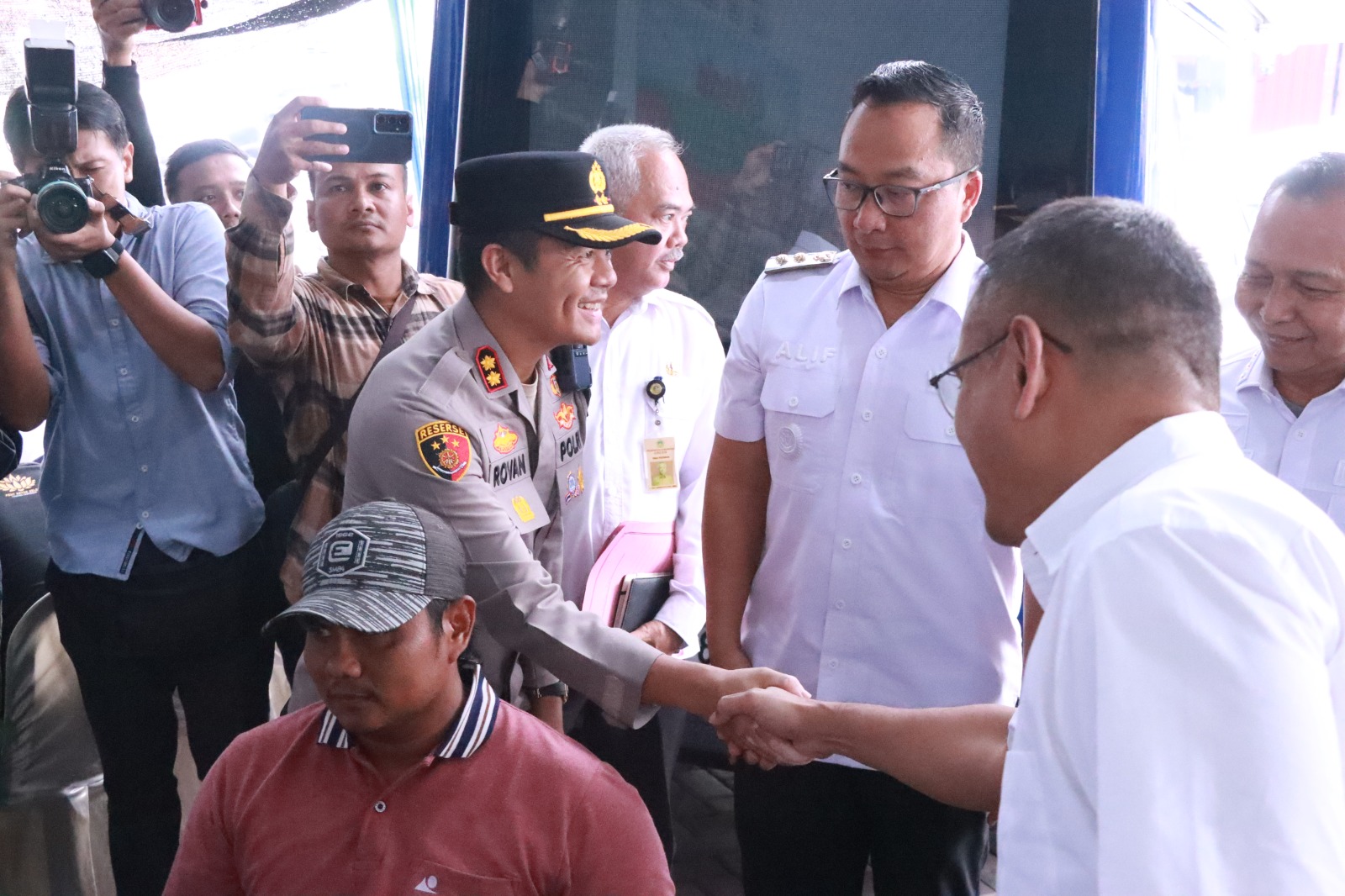 REMBUK TANI : Kapolres Gresik AKBP Rovan Richard Mahenu bersama Bupati Gresik dan Forkopimda saat menghadiri acara Rembuk Tani, Sinergi Wujudkan Ketahanan Pangan Nasional di Kecamatan Balongpanggang.