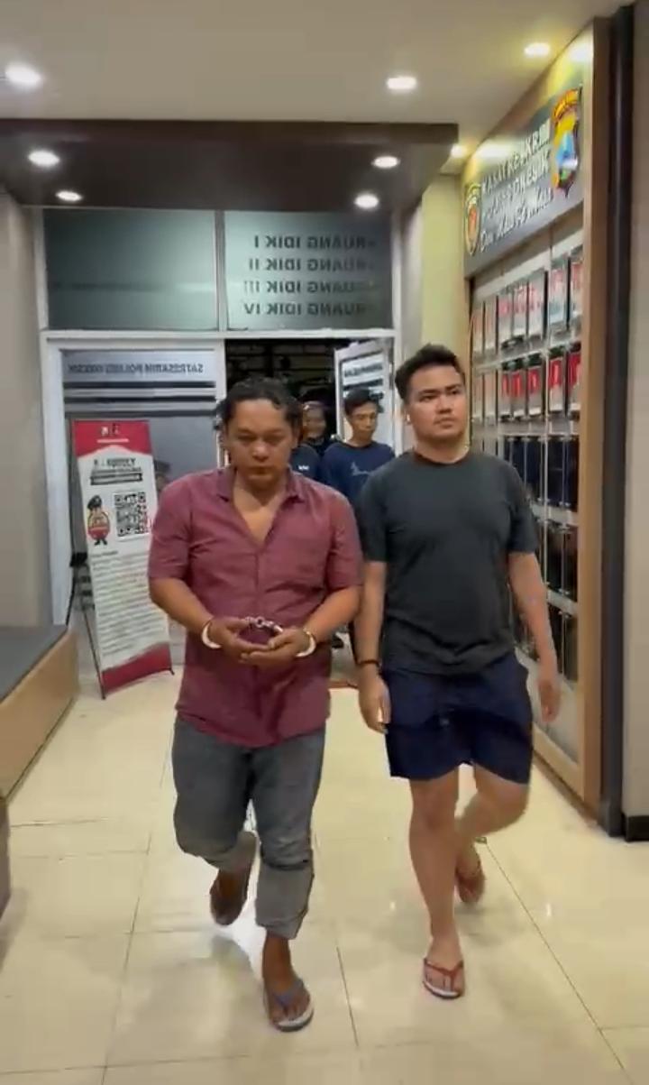 DIAMANKAN : Kanit Resmob Ipda Andi Muh. Asyraf Gunawan bersama anggotanya saat mengamankan para tersangka dan di bawa ke Mapolres Gresik.