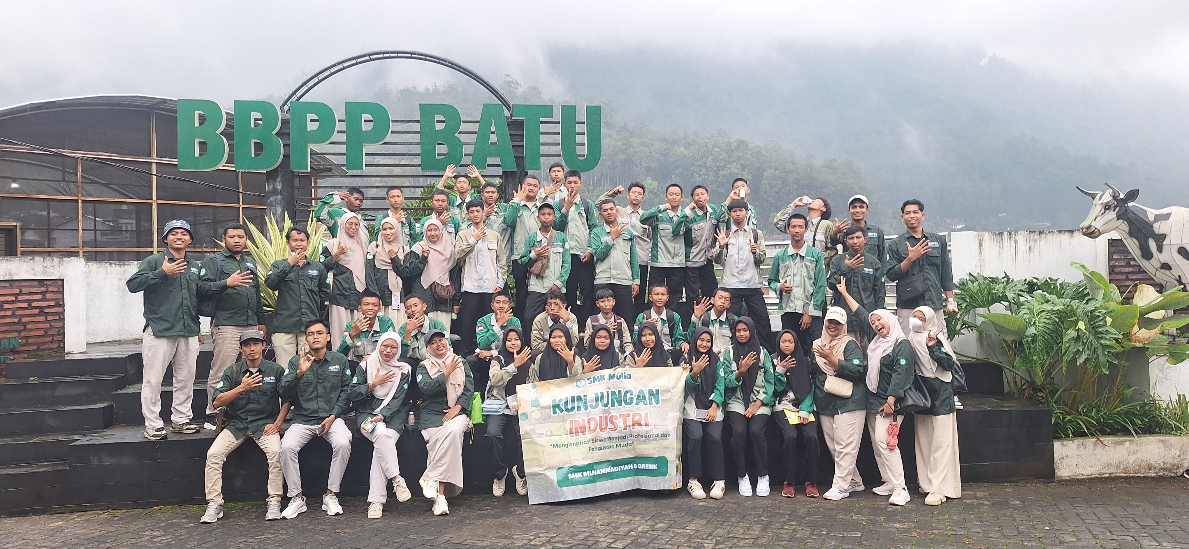 Siswa SMK Muhammadiyah 5 Gresik menggelar kunjungan Industri.