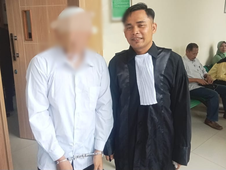 SIDANG : Terdakwa Alliyil Musthofa usai menjalani sidang di PN Gresik didampingi dengan kuasa hukumnya.