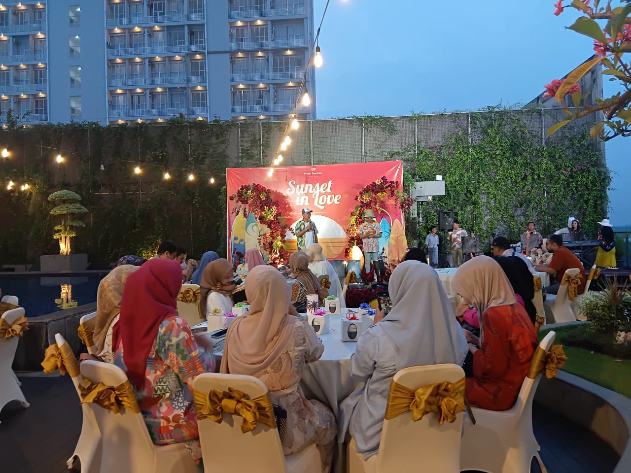 MEMPERERAT : General Manager Hotel Santika Gresik, Jaelani Romli dalam partner wedding gathering.