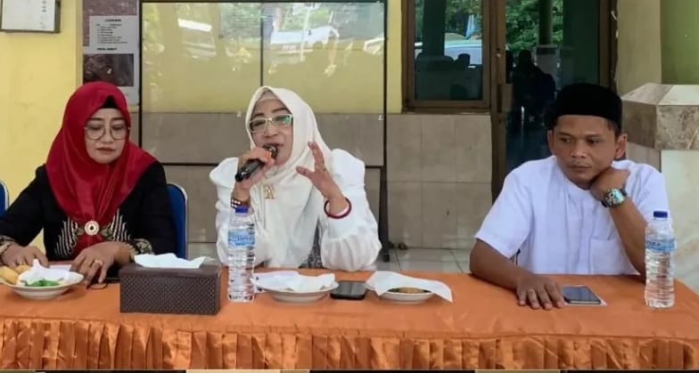 EDUKASI : Kepala KBPPPA Gresik dr. Titik Ernawati memberikan edukasi kepada masyarakat.