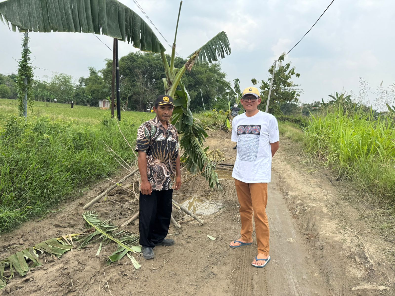 SIDAK: Wakil Ketua III DPRD Gresik, Abdullah Hamdi saat melakukan sidak di jalan rusak di Dusun Balongsri, Desa Lampah, Kecamatan Kedamean.