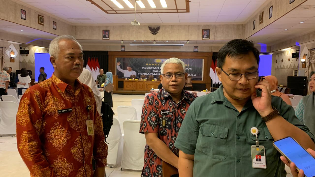 Direktur Hilirisasi Hasil Perkebunan Kementerian Pertanian Kuntoro Boga Andri dan Kepala Dinas Pertanian Kabupaten Gresik, Eko Anindito Putro.