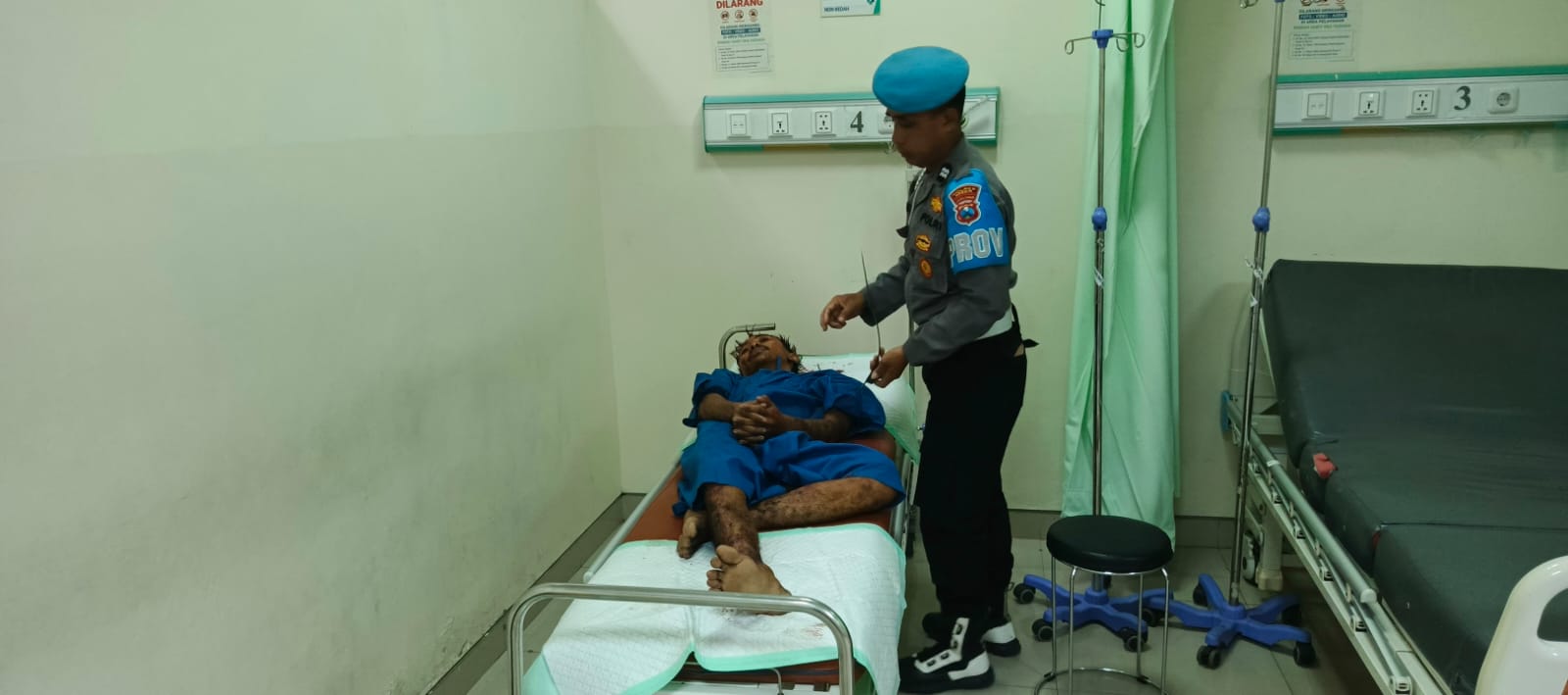 DIRAWAT : Terduga pelaku percobaan pencurian inisial DA saat dibawa petugas kepolisian untuk mendapatkan perawatan medis.