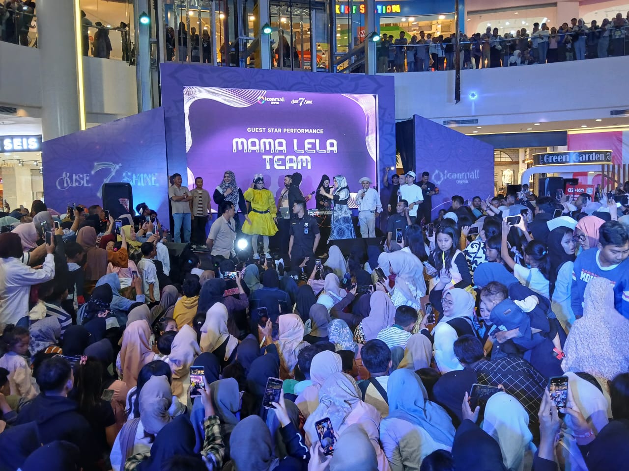 MERIAH : Warga yang antusias melihat perform dari Mama Lela.