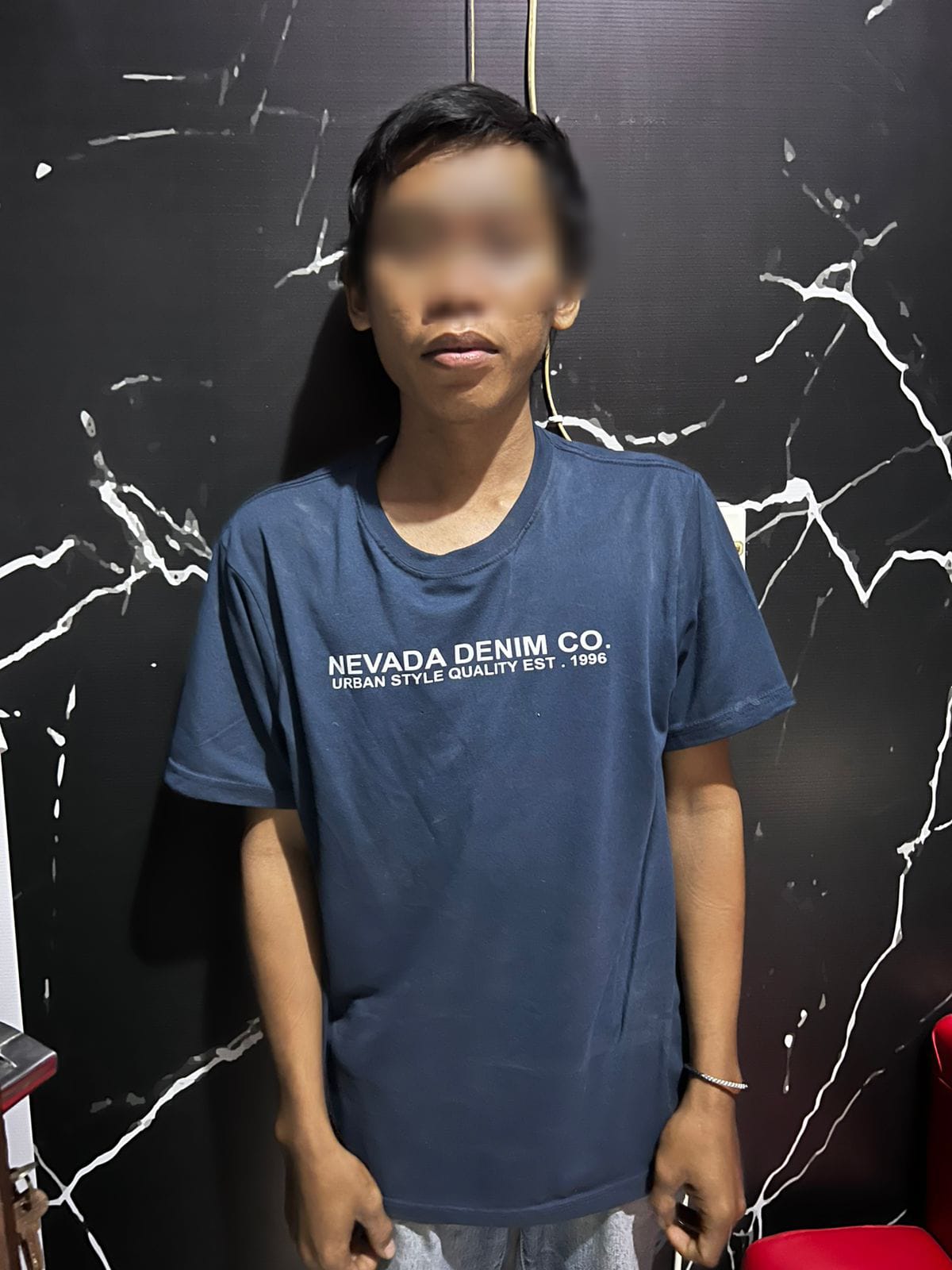 DIAMANKAN: Tersangka kasus pencurian motor inisial AS saat diamankan di Mapolsek Balongpanggang, Gresik.