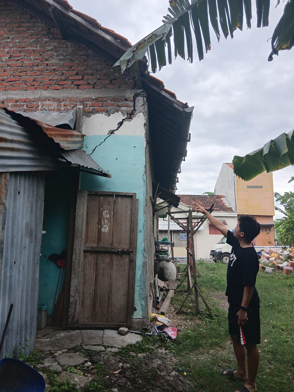 KONDISI: Rumah yang kena imbas dari area pabrik tersebut.