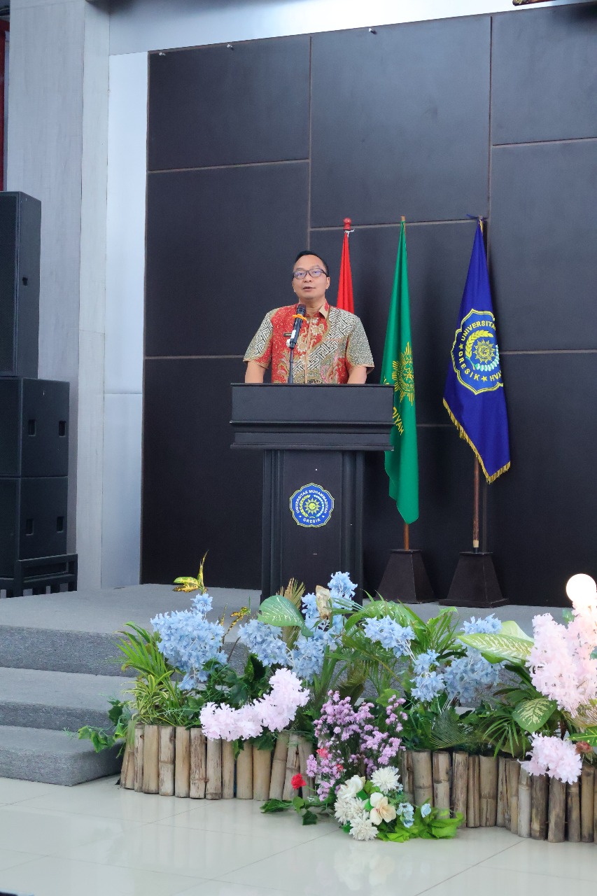 BERSATU DI PROSESI : dr. H. Asluchul Alif, M.Kes., M.M., M.H.P. selaku Wakil Bupati Gresik memberikan sambutan bahwa Gresik akan menjadi pusat inspirasi lingkungan nasional.