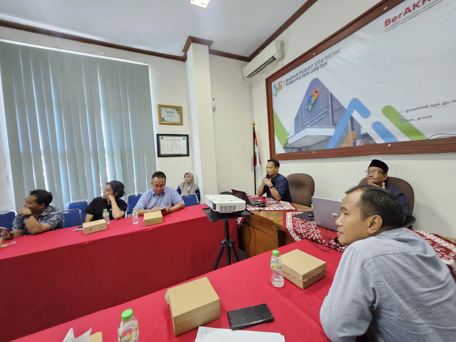 Diskusi interaktif antara jurnalis dan tim BPS Gresik mengenai cara menulis berita berbasis data secara menarik dan akurat.