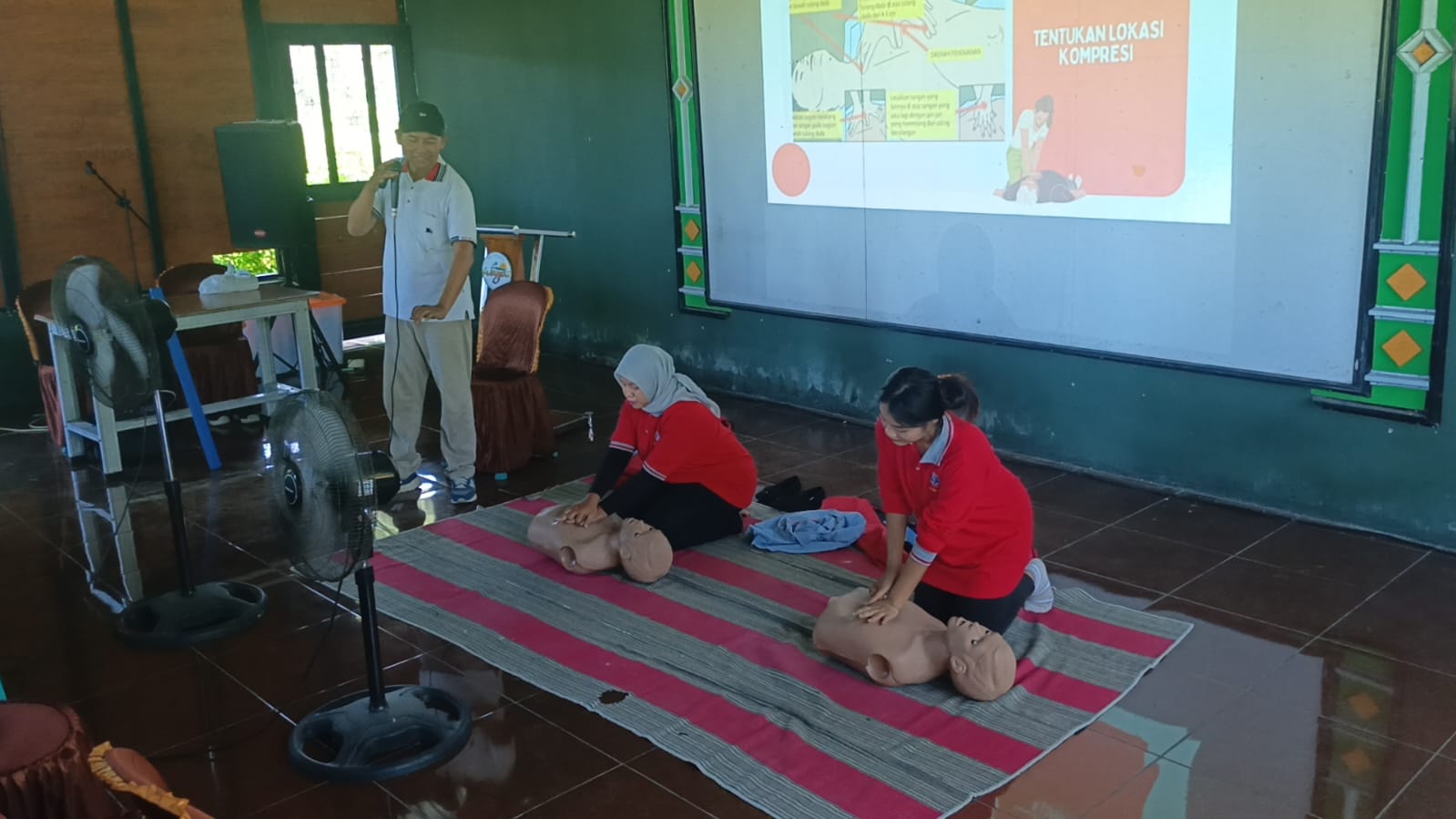 EDUKASI: Para mahasiswa memberikan edukasi siaga terhadap ancaman longsor di tempat wisata bukit kapur di Gresik.