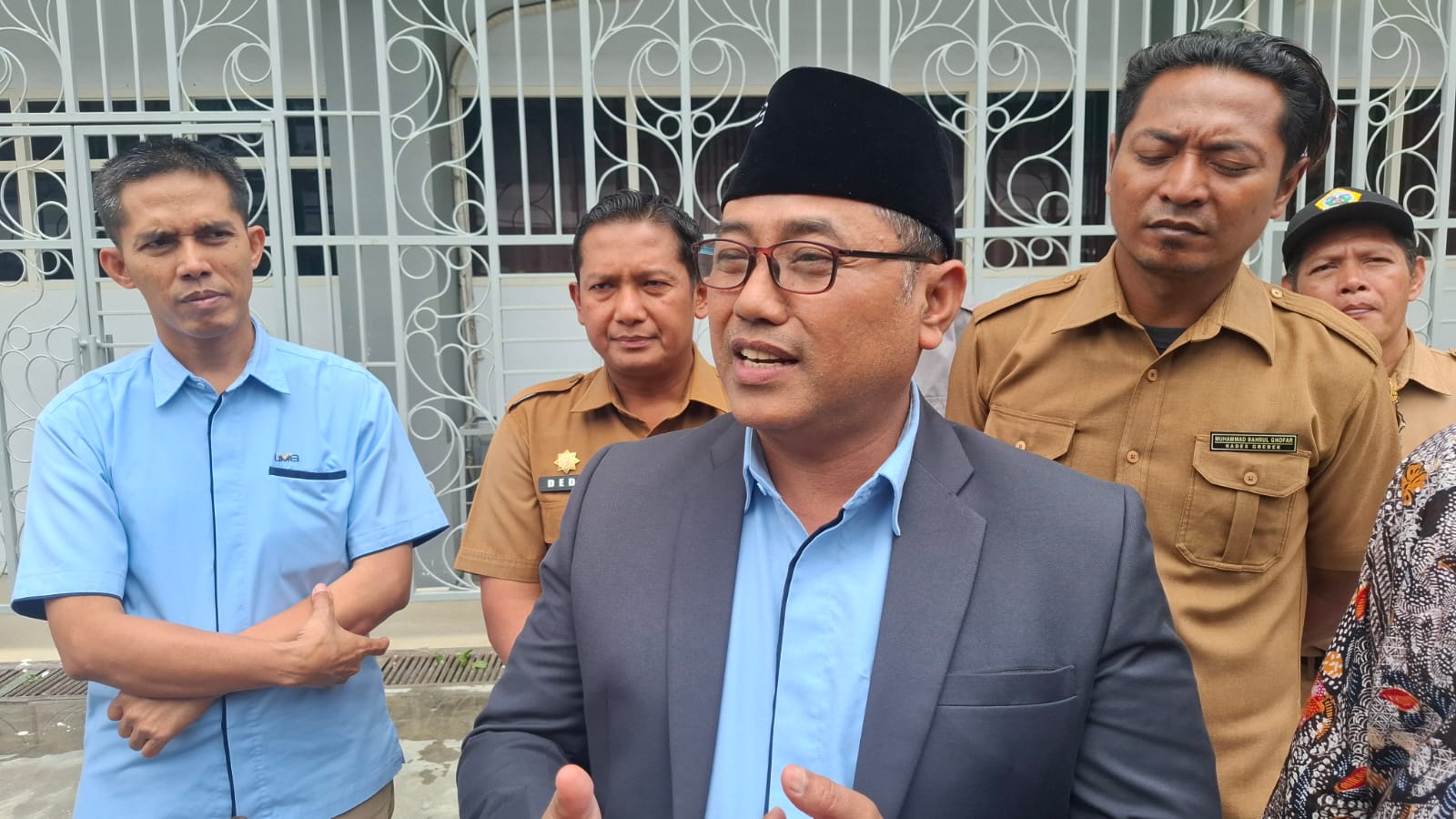 TES CAT: Kepala Desa Gredek Muhammad Bahrul Ghofar saat mendampingi langsung proses penjaringan perangkat Desa Gredek Gresik digelar Langsung di Kampus UMG.