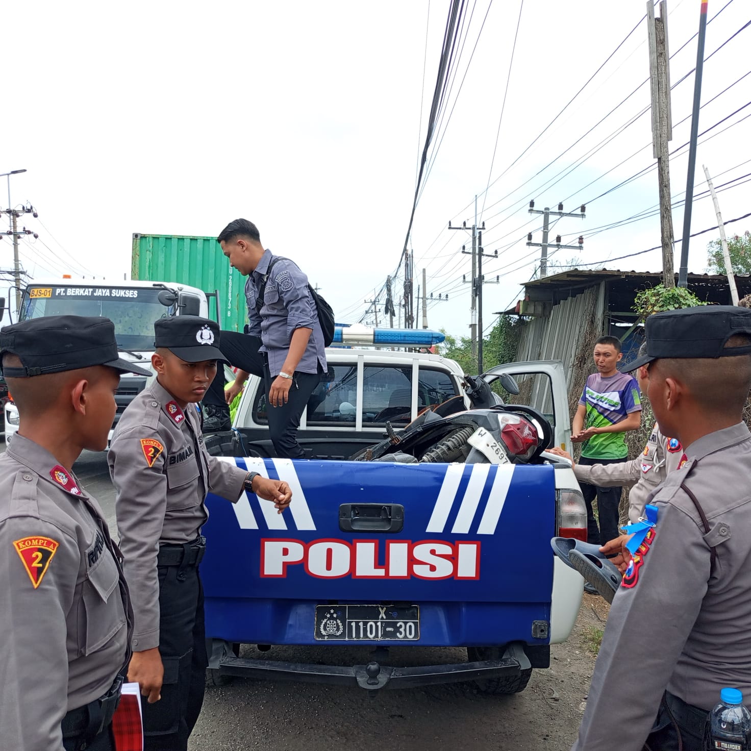 DIEVAKUASI: Petugas kepolisian saat melakukan evakuasi korban kecelakaan meninggal dunia di Jalan Raya Daendles (Depan Angkasa Raya Steel), Kecamatan Manyar, Gresik.