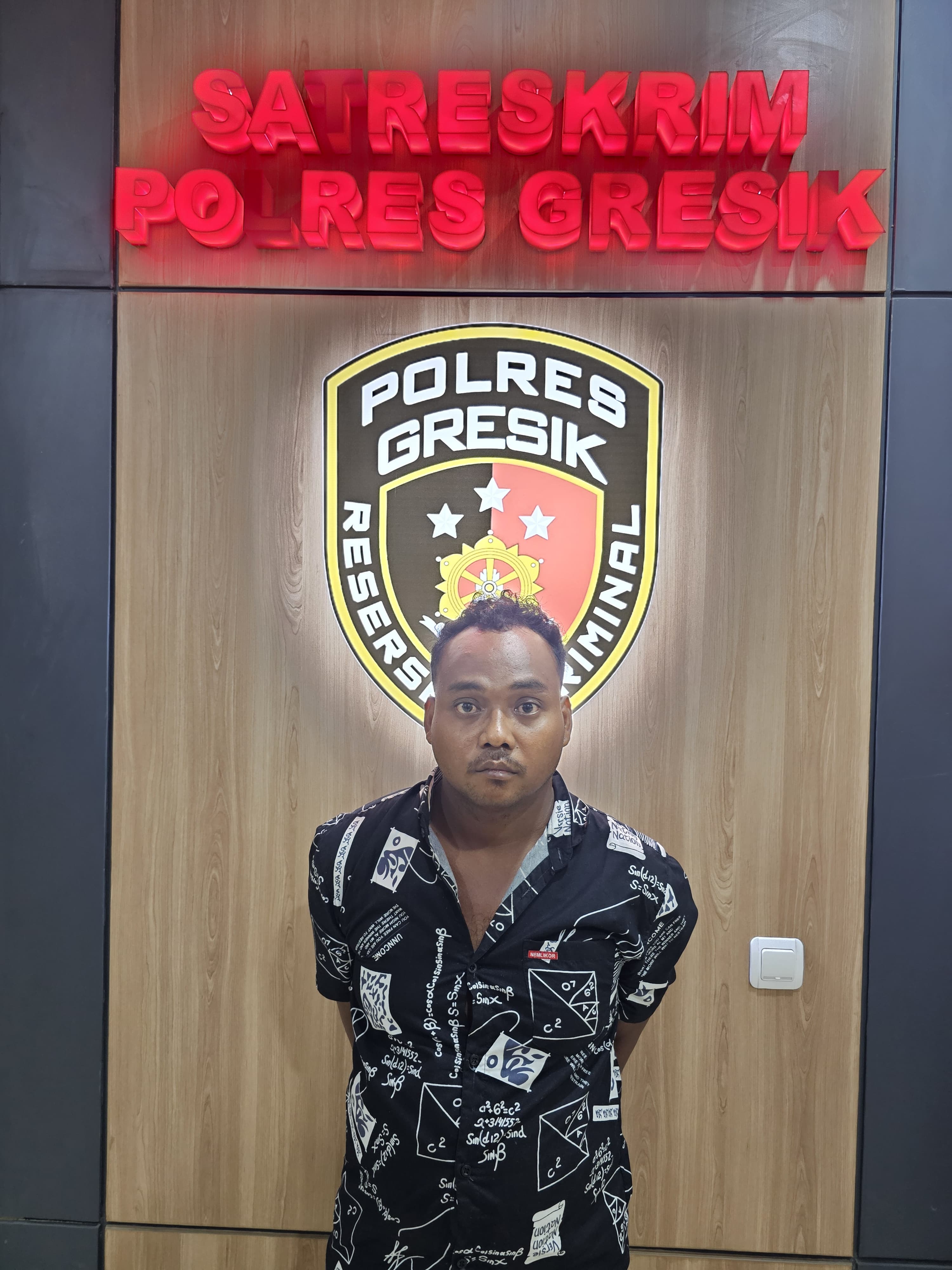 DIAMANKAN: Tersangka Hotib saat diamankan anggota Resmob Polres Gresik. Tersangka juga terekam CCTV saat menjalankan aksinya mencuri motor di pinggir Jalan Raya Sindujoyo.