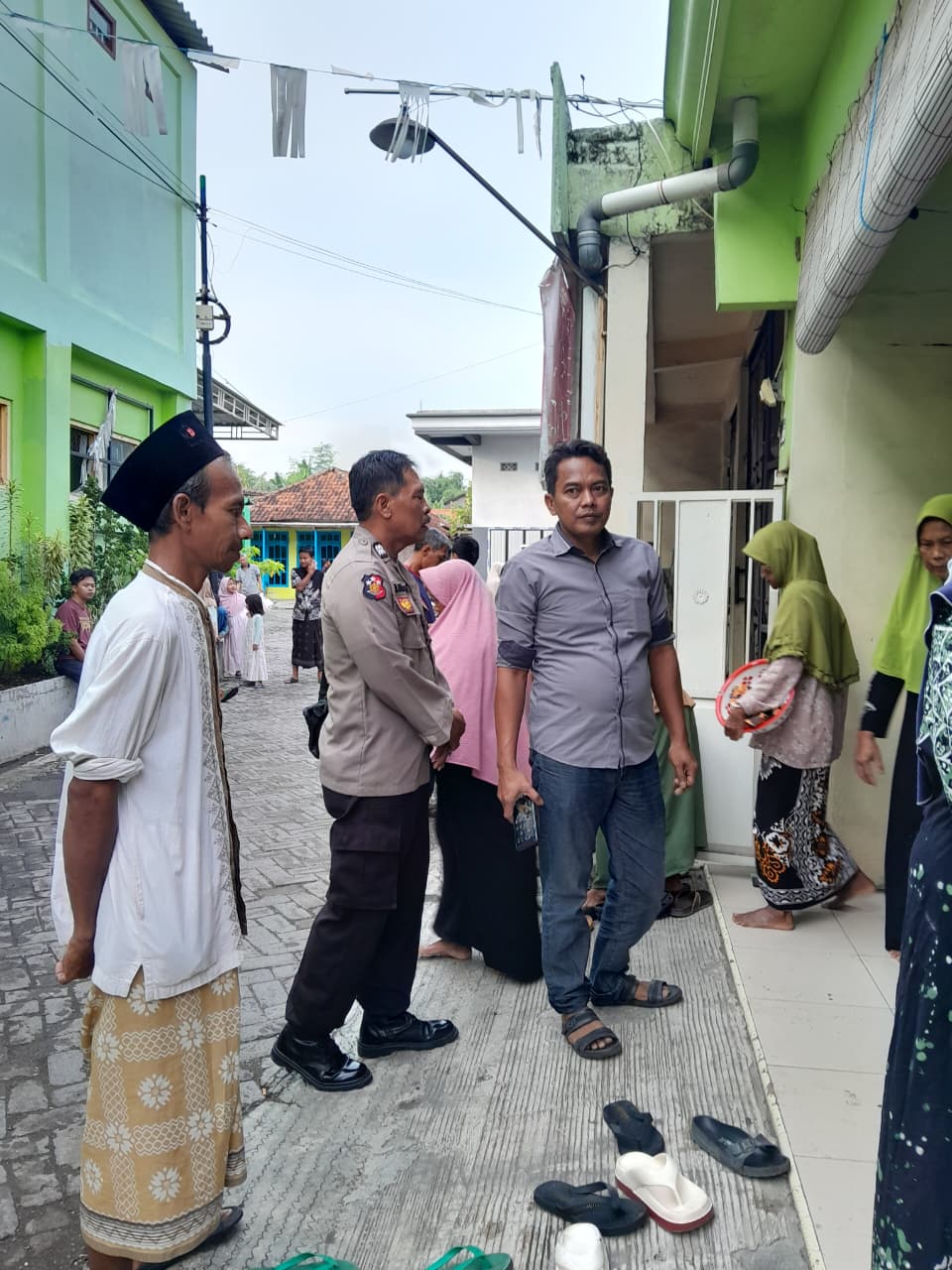 EVAKUASI : Petugas kepolisian saat melakukan evakuasi korban yang meninggal diduga sakit jantung Desa Banyuurip, Kecamatan Kedamean, Kabupaten Gresik.