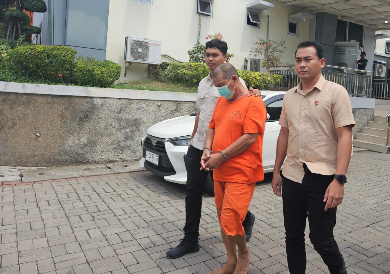 DIGELANDANG : Tersangka ANH saat digelandang menuju keruang tahanan Mapolres Gresik oleh tim penyidik Unit PPA Satreskrim Polres Gresik.