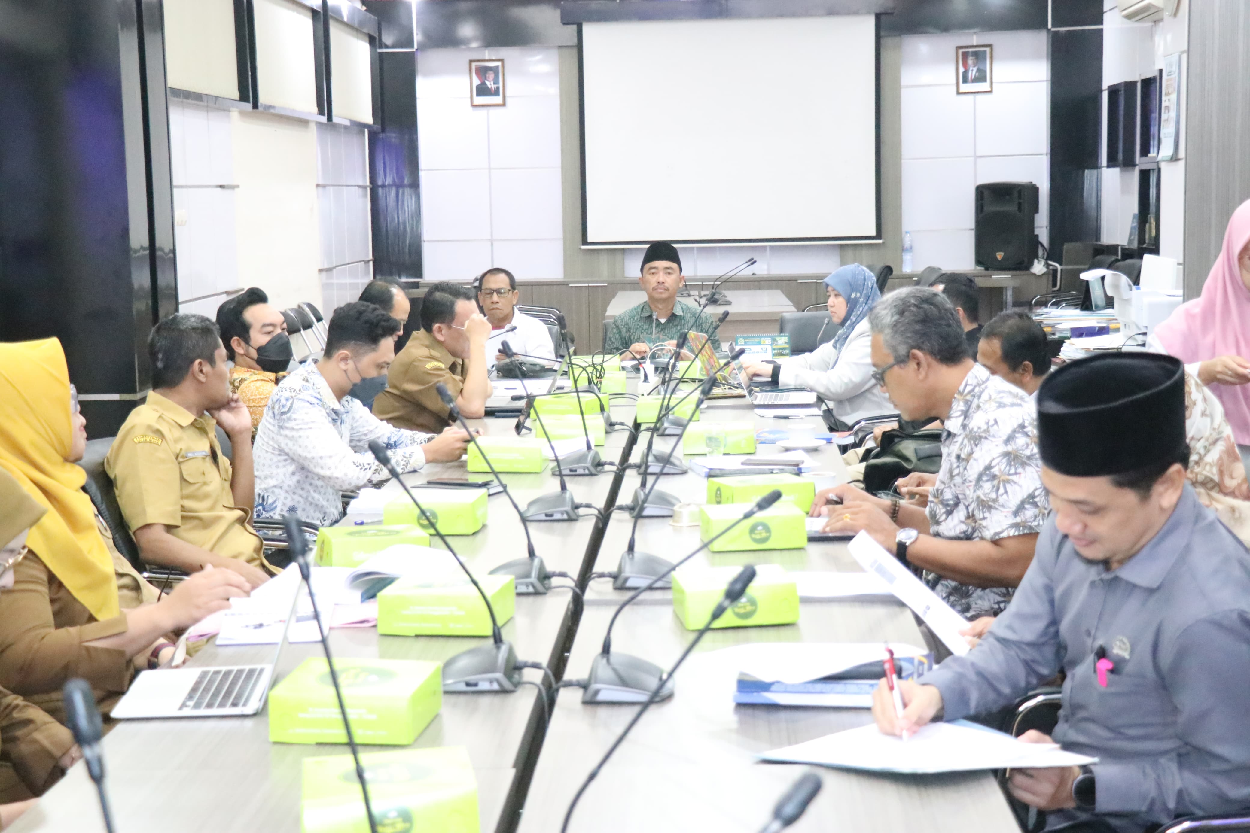 RAPAT : Bapemperda DPRD Gresik rapat dengan jajaran direksi PT. Gresik Migas (Perseroda) membahas Ranperda tentang penyertaan modal.