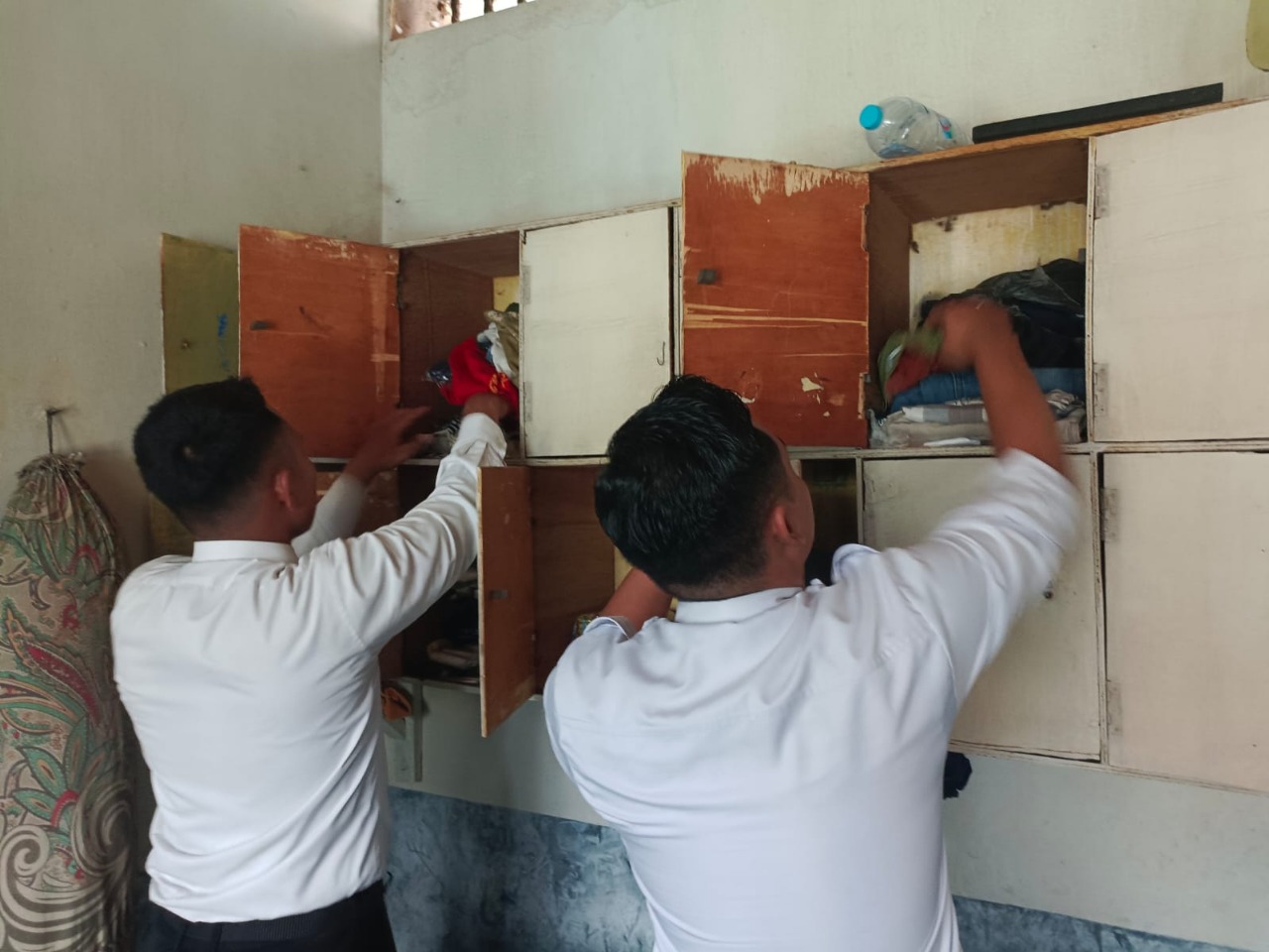 RAZIA  : Petugas Rutan Kelas IIB Gresik saat menggelae razia mendadak untuk mencegah gangguan Kamtib di dalam rutan.