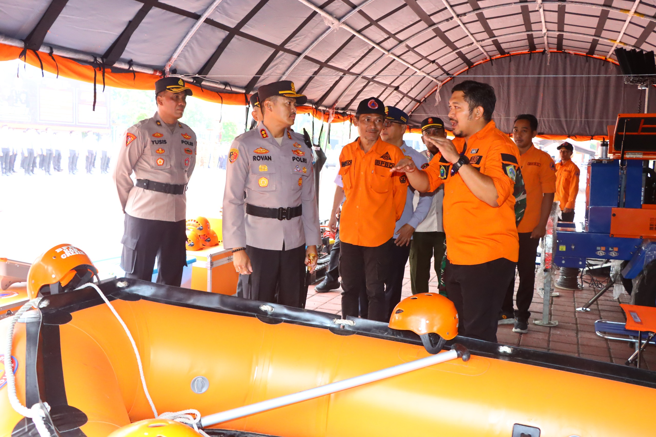 CEK LANGSUNG : Kapolres Gresik AKBP Rovan Richard Mahenu saat melakukan pengecekkan langsung dan memastikan kesiapan personel dan Sarpras dalam Apel Tanggap Darurat Bencana 2025 di halaman Mapolres.