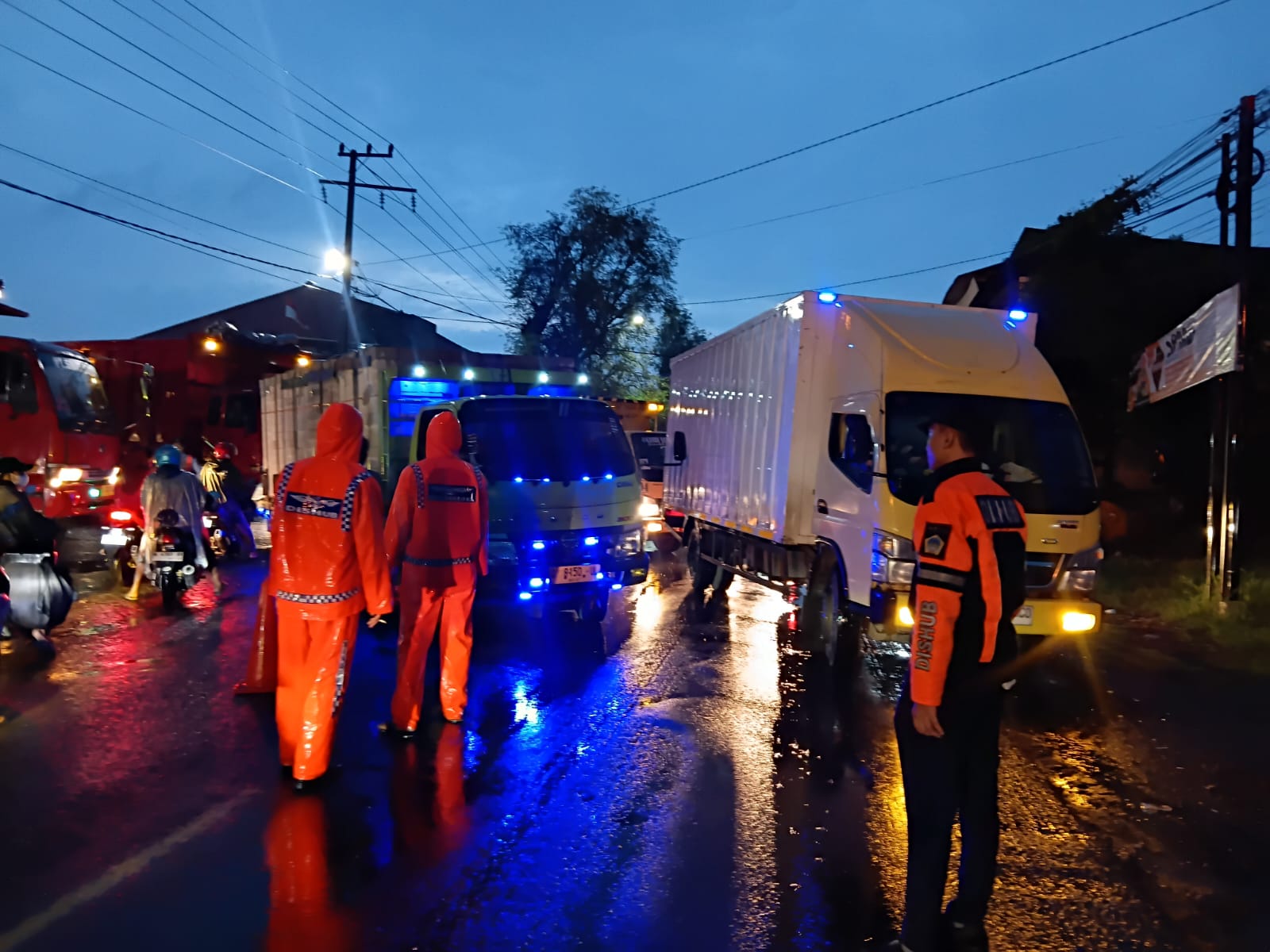 PETUGAS : Para petugas Dishub Gresik bekerjasam dengan Polisi untuk tertibkan larangan jam larangan operasional.