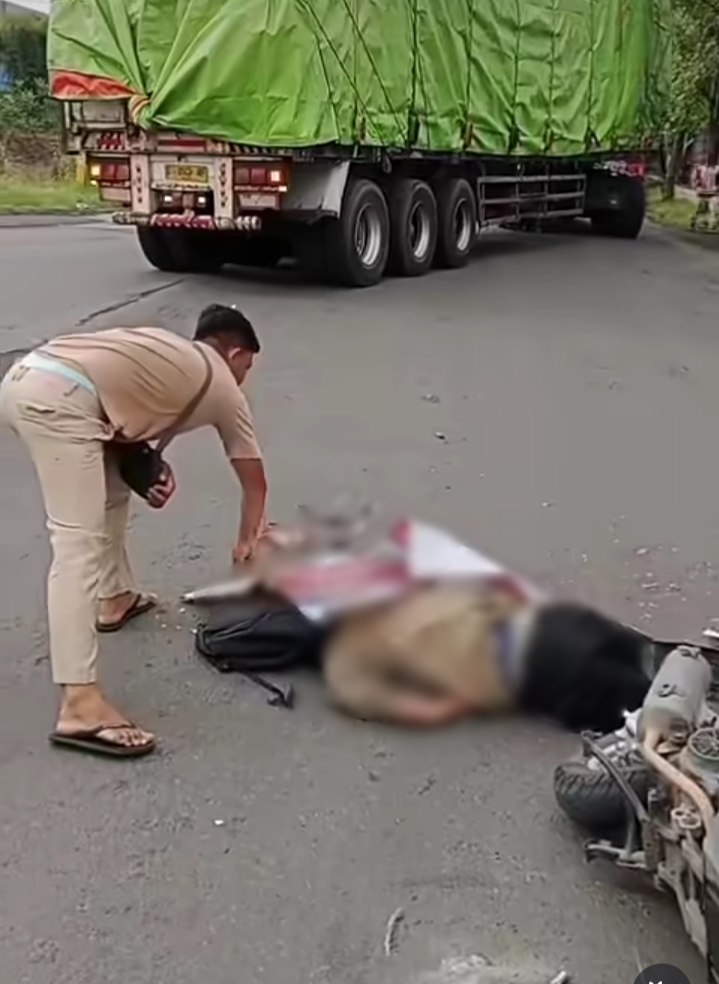 TEWAS : Seorang pengendara sepeda motor meninggal dunia usai terlibat kecelakaan dengan truk trailer di Jalan  Raya Desa Tenaru, Kecamatan Driyorejo, Gresik.