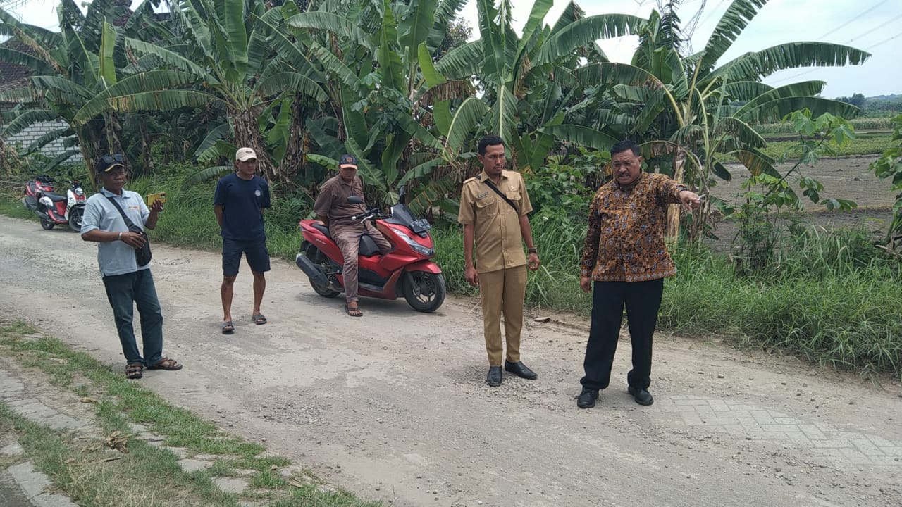 SIDAK : Wakil Ketua DPRD Gresik Mujid Riduan langsung sudak di Jalan Kabupaten di Desa Ngampel Kecamatan Balongpanggang Gresik.