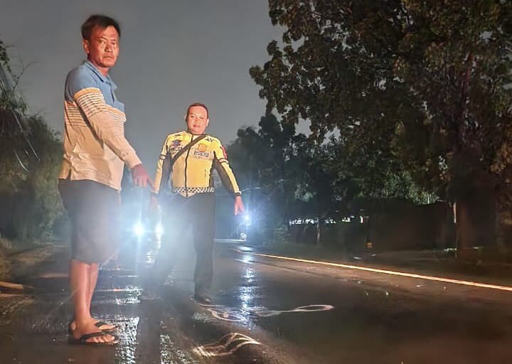 OLAH TKP : Petugas kepolisian saat lakukan olah TKP kecelakaan maut di Jalan Raya Desa Kisik, Kecamatan Bungah, Kabupaten Gresik.