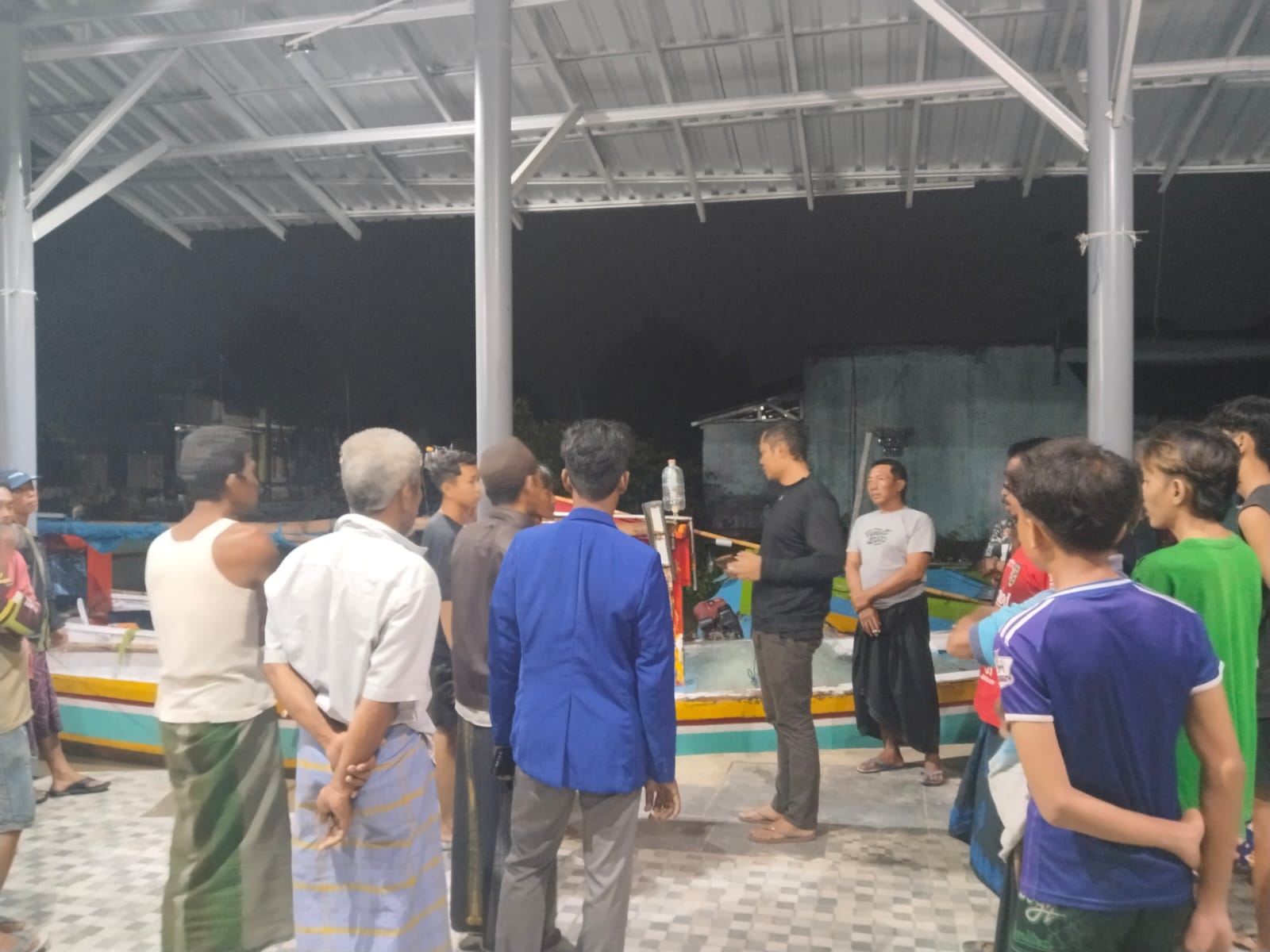 DIEVAKUASI : Anggota Polsek Ujungpangkah bersama warga nelayan dan petugas medis saat melakukan evakuasi seorang nelayan korban tenggelam di perairan laut wilayah  Kecamatan Ujungpangkah, Gresik.