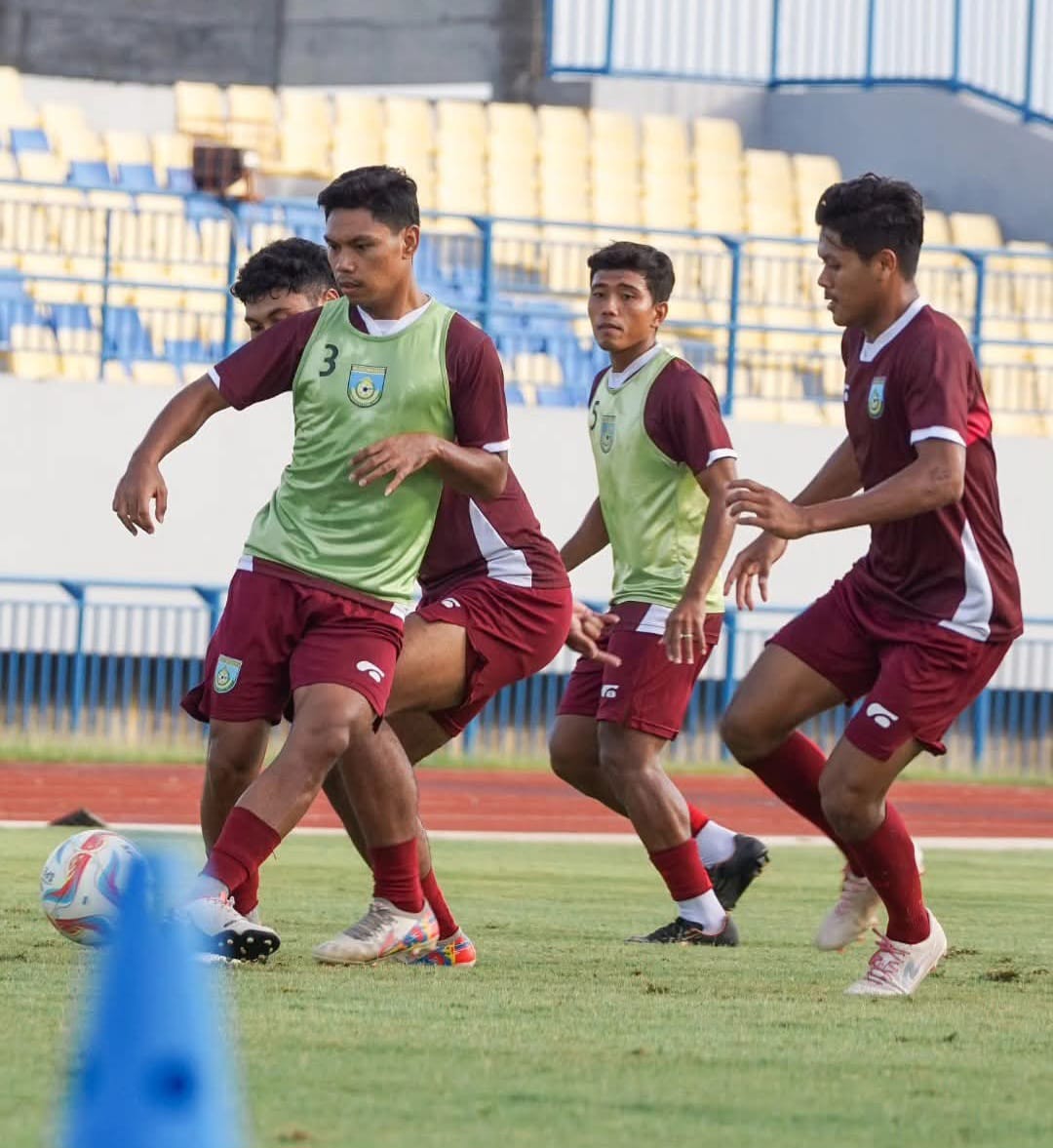 SEMANGAT : Para pemain Gresik United bersemangat saat latihan kemarin.