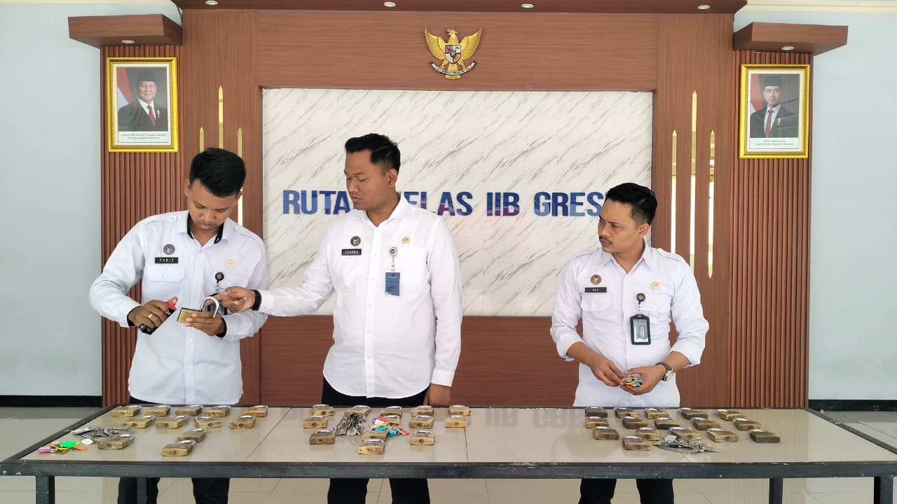PERAWATAN : Petugas Rutan kelas IIB Gresik saat melakukan kegiatan rolling dan perawatan gembok kamar serta blok hunian warga binaan.