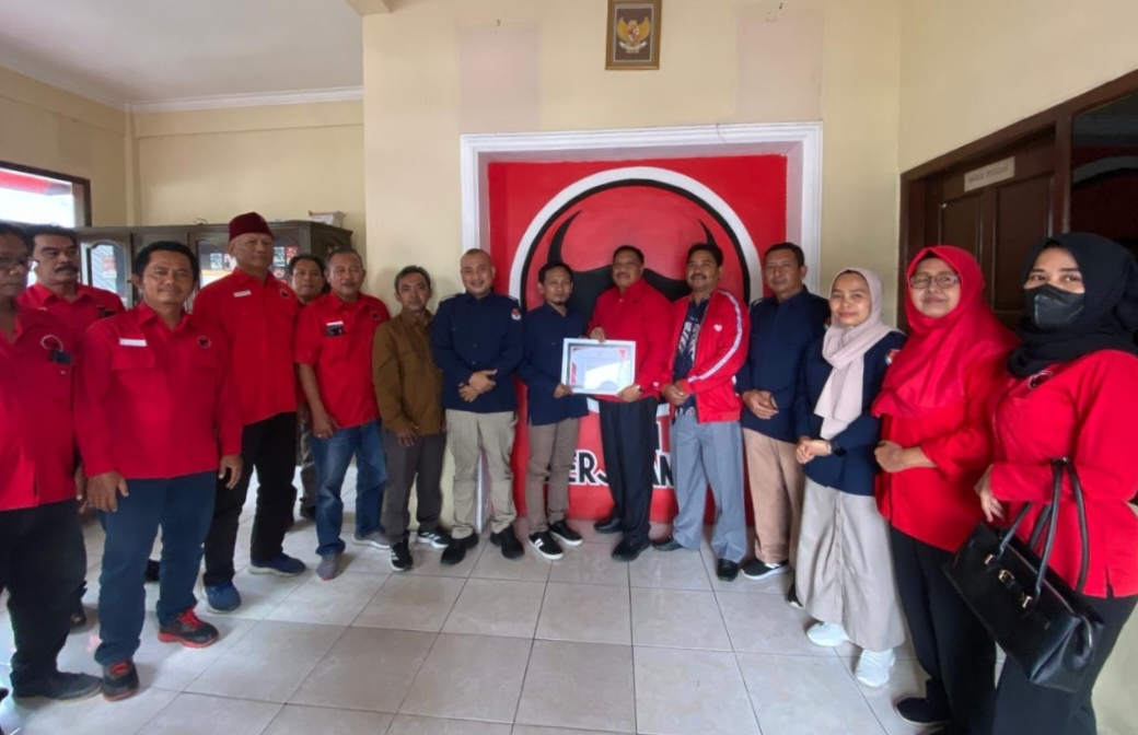 KUNJUNGAN : Ketua DPC PDI Perjuangan Kabupaten Gresik, Mujid Riduan menerima kunjungan resmi Komisi Pemilihan Umum (KPU) Gresik di kantornya.