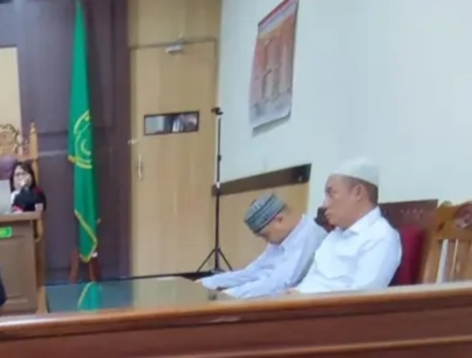 DITUNTUT : Kedua terdakwa kasus galian C ilegal, Ali Imron dan Ibnu Abdullah saat menjalani sidang di Pengadilan Negeri (PN) Gresik.