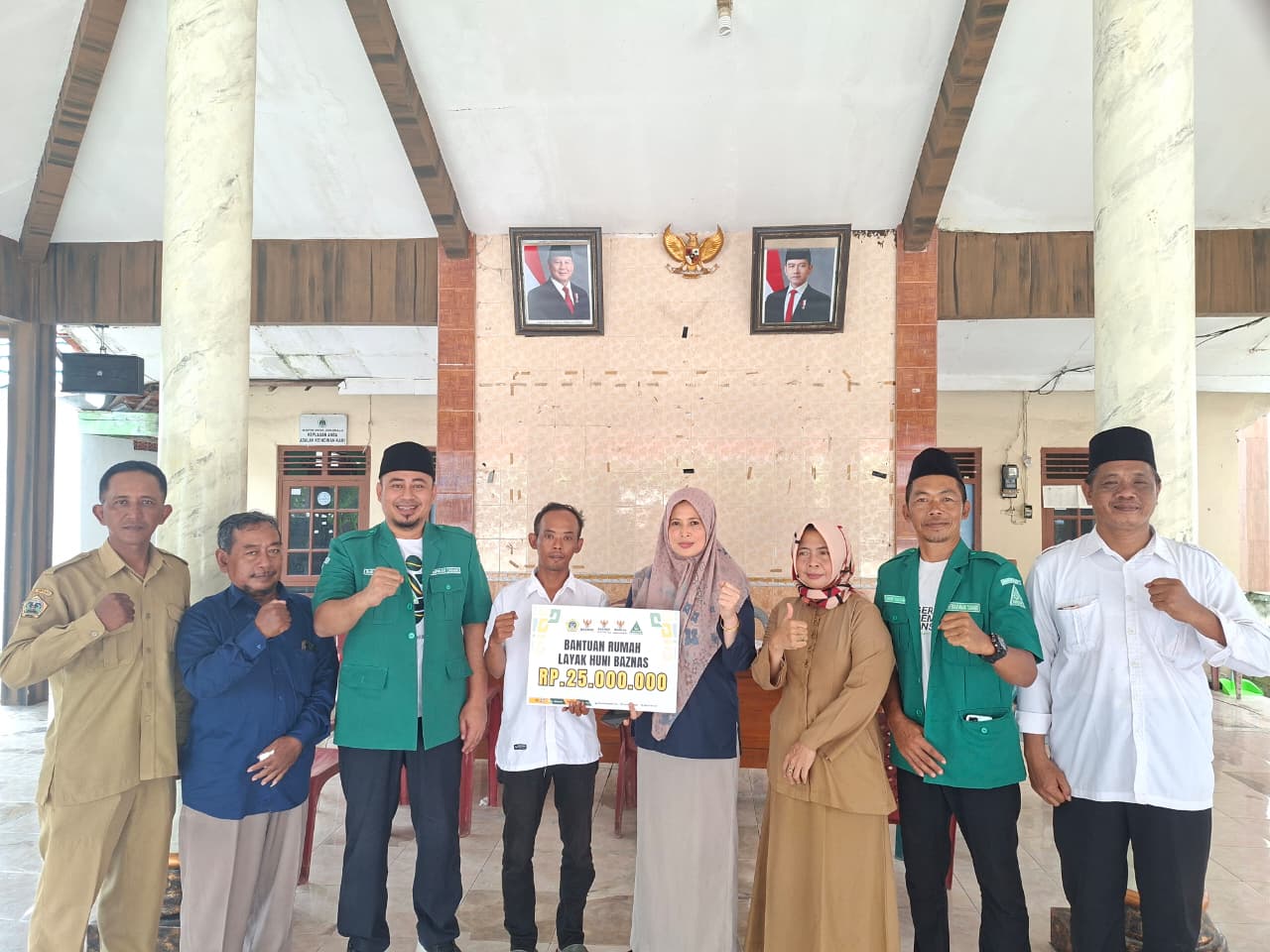 BANTUAN : Baznas Gresik dan PC GP Ansor Gresik berikan bantuan kepada warga kurang mampu.