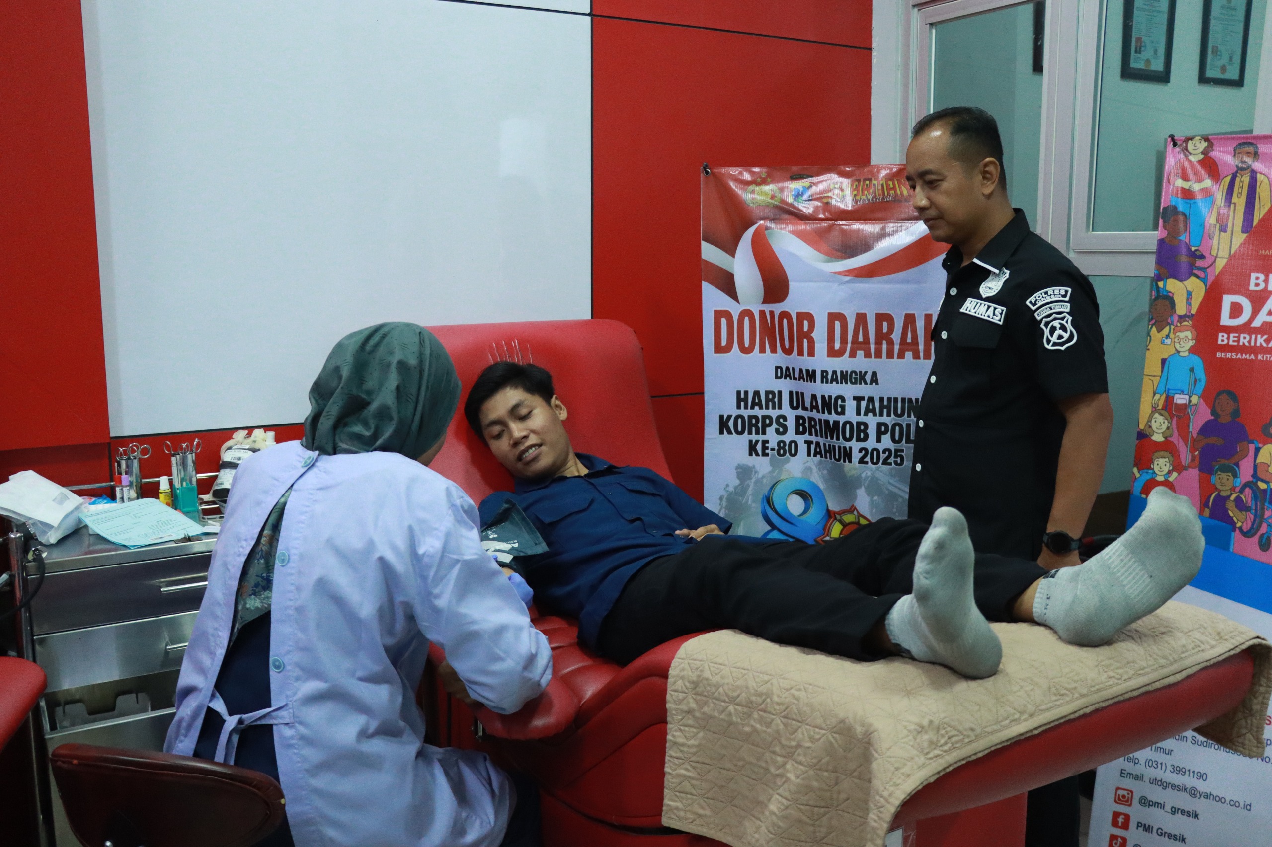PEDULI : Anggota Polres Gresik eks Brimob saat menggelar donor darah dikantor PMI Gresik sebagai bentuk kemanusiaan.