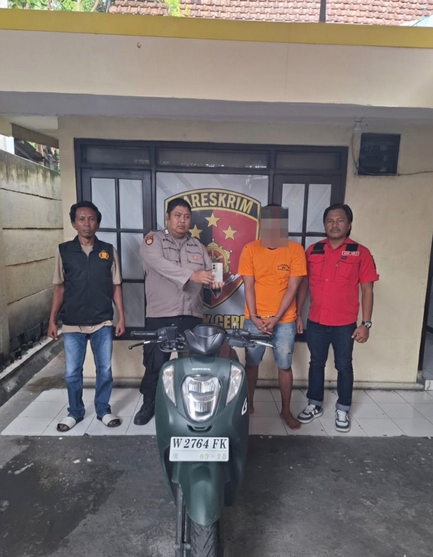 DIAMANKAN : Tersangka Inisial KS pelaku curanmor saat diamankan di Mapolsek Cerme beserta barang bukti.