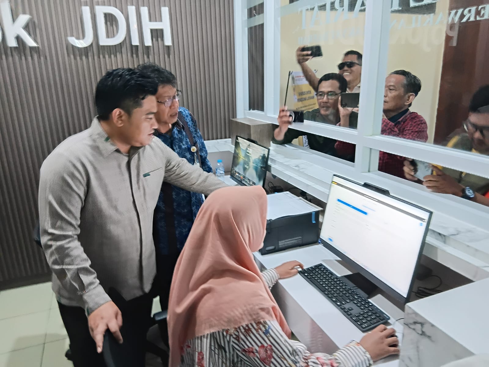 Memantau : Ketua DPRD Gresik M. Syahrul Munir menunjukkan tempat aduan masyarakat