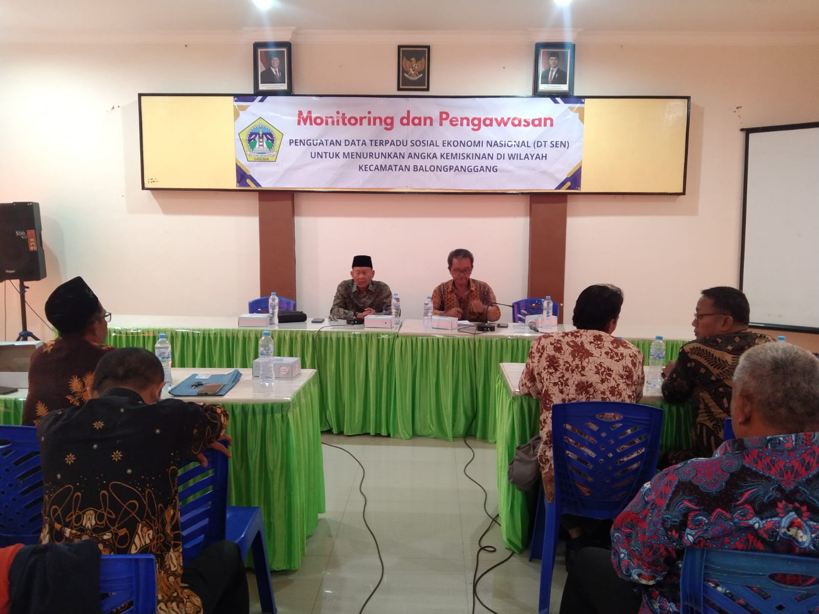 MONITORING : Anggota DPRD Gresik Abdullah Munir saat melakukan monitoring di Kecamatan Balongpanggang Gresik.