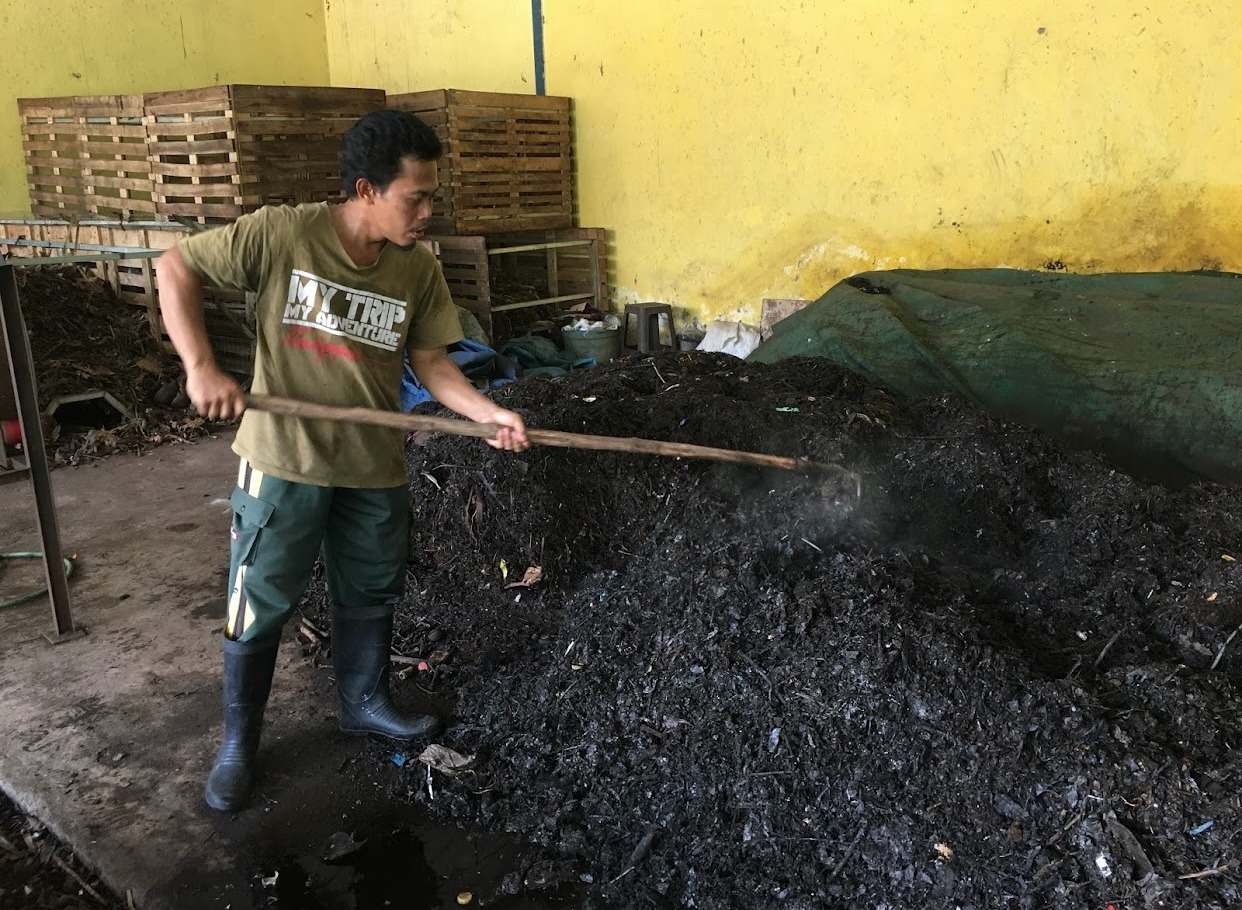 MENGOLAH : Warga Desa Wringinanom, Kecamatan Wringinanom, Kabupaten Gresik saat mengolah kompos dari daun kering dan limbah dapur.