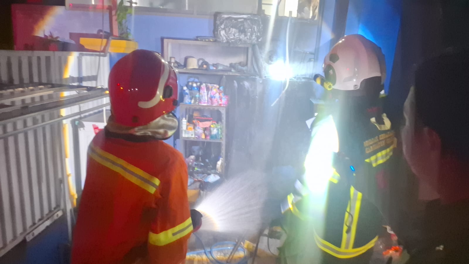 PEMADAMAN : Petugas Damkar Gresik saat melakukan pemadaman sebuah rumah yang terbakar di Perum Bukit Randuagung Indah Blok BB, Desa Randuagung, Kecamatan Kebomas, Gresik.