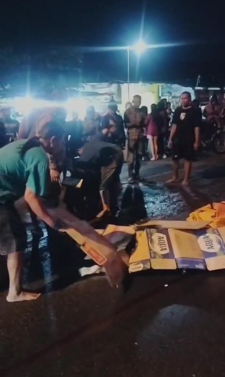 TEWAS : Seorang pengendara sepeda motor tewas usai terlibat kecelakaan di Jalan Raya Karangandong Driyorejo, Gresik.