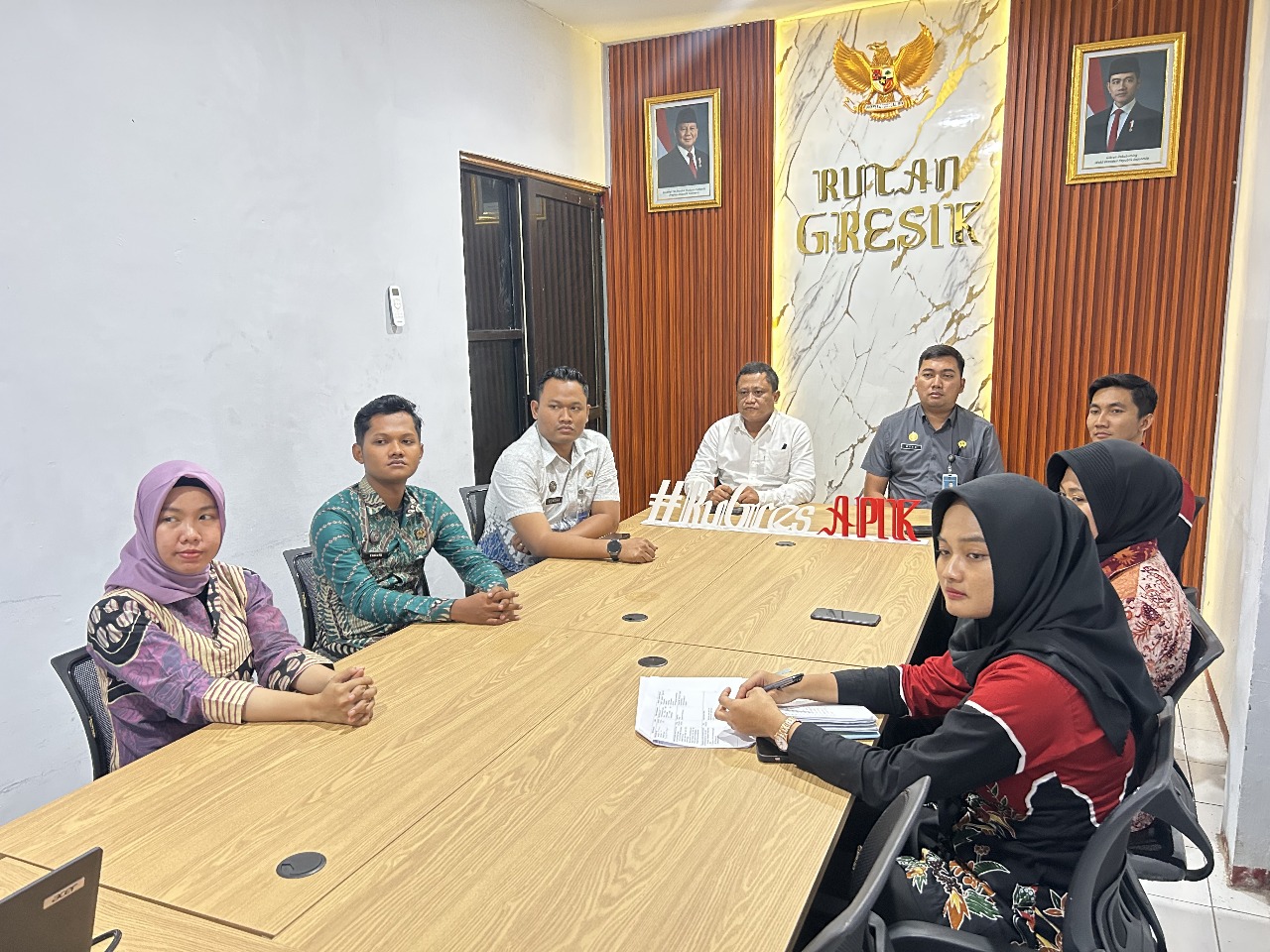 KICK OFF : Kepala Rutan Kelas IIB Gresik Eko Widiatmoko beserta jajaranya saat mengikuti Kick Off Hari Bakti Kementerian Imigrasi dan Pemasyarakatan ke-1 Tahun 2025 melalui virtual.