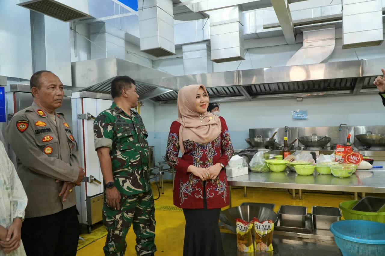Anggota DPD RI Lia Istifhama meresmikan dapur MBG di Surabaya