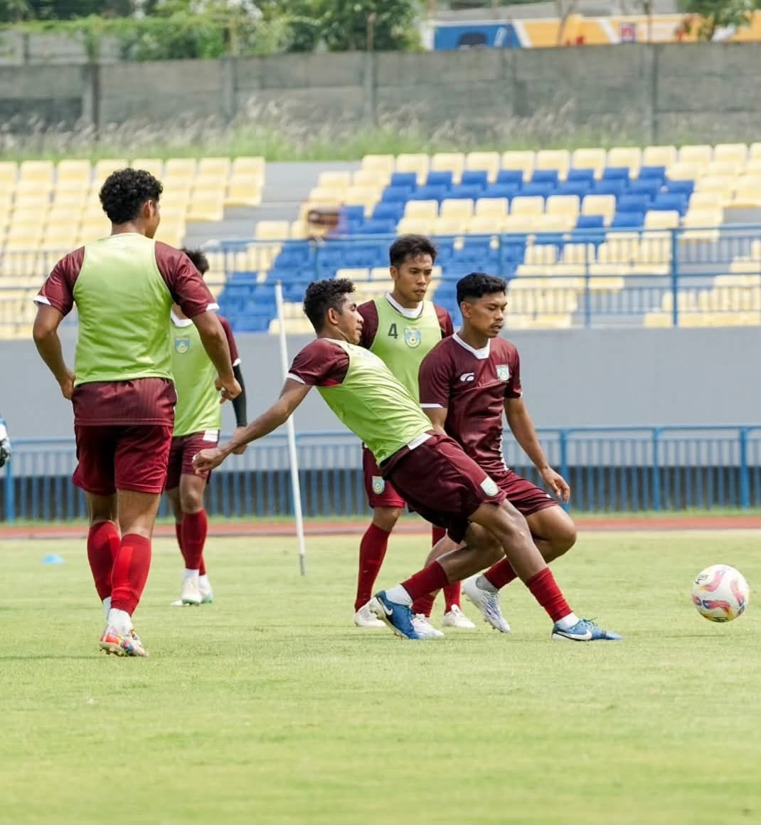 LATIHAN : Tim Gresik United saat latihan di Stadion Gelora Joko Samudro.